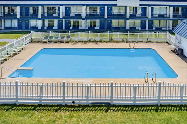Pool - Days Inn Owensboro
