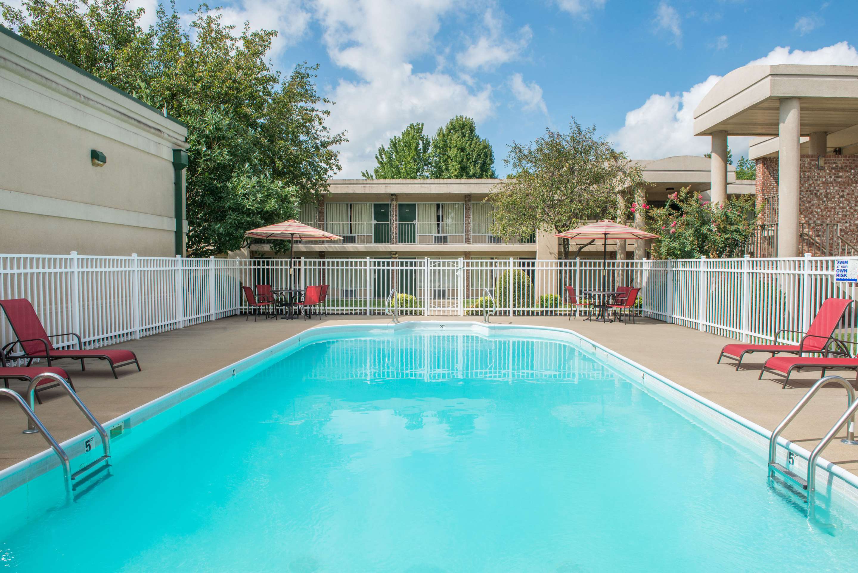 Pool | Days Inn by Wyndham Paducah I-24 Exit 4