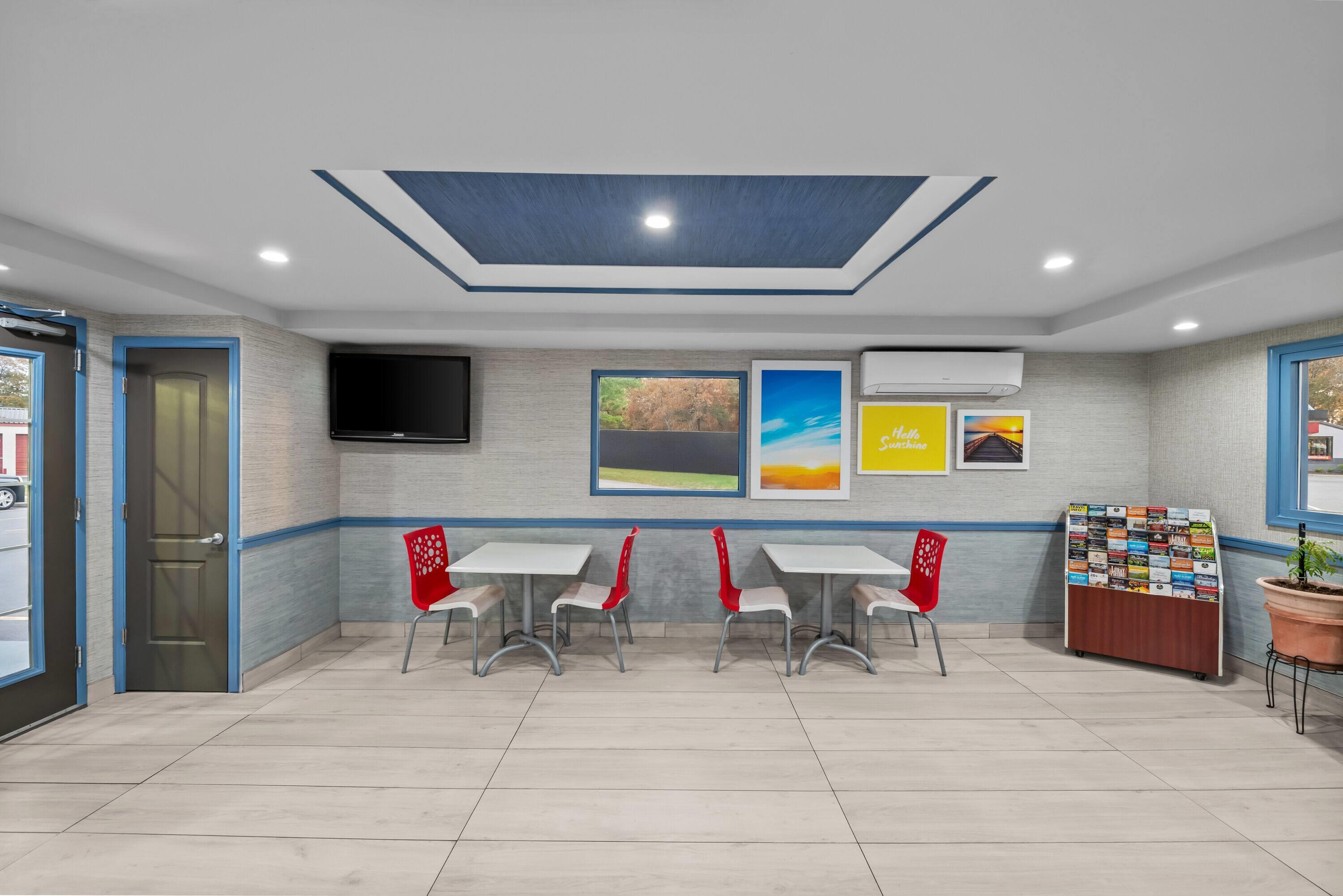 Lobby | Days Inn by Wyndham Chesapeake