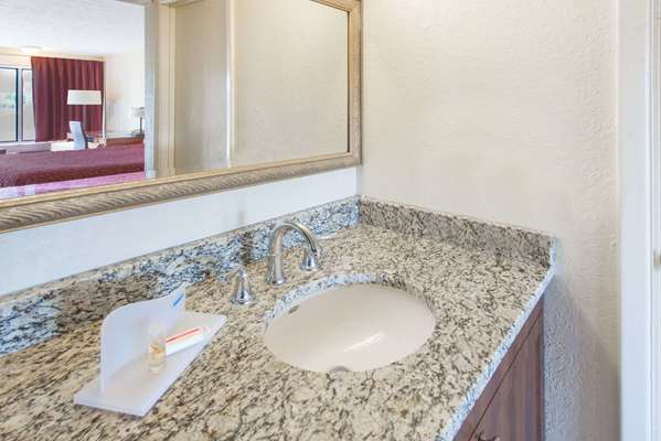  - Days Inn Airport North Dayton - I-75, Exit 59