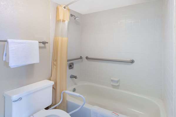  - Days Inn Airport North Dayton - I-75, Exit 59