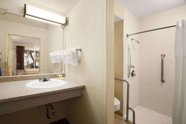  - Days Inn Alexandria - I-395, Exit 3 & 3B