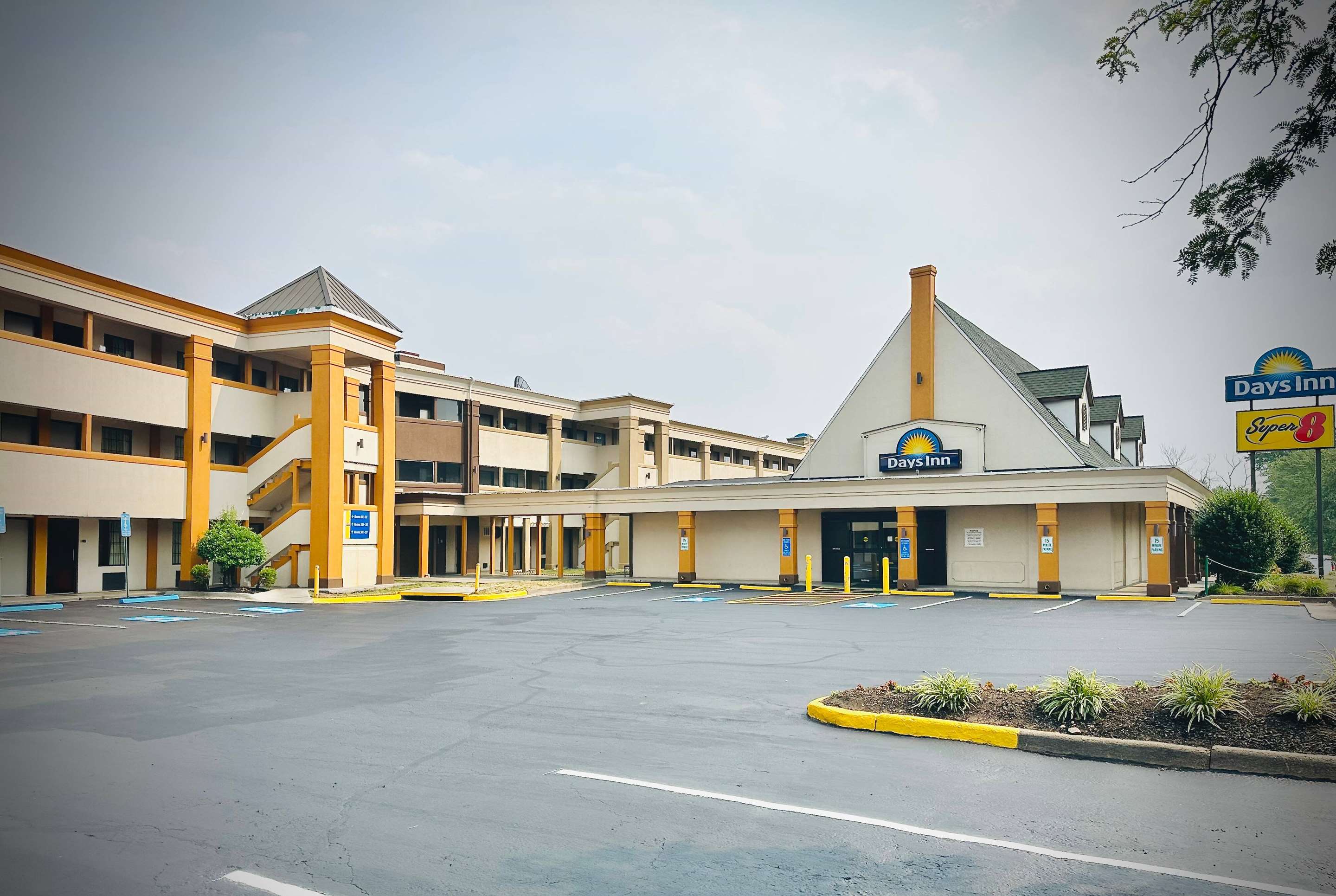 Exterior | Days Inn by Wyndham Alexandria