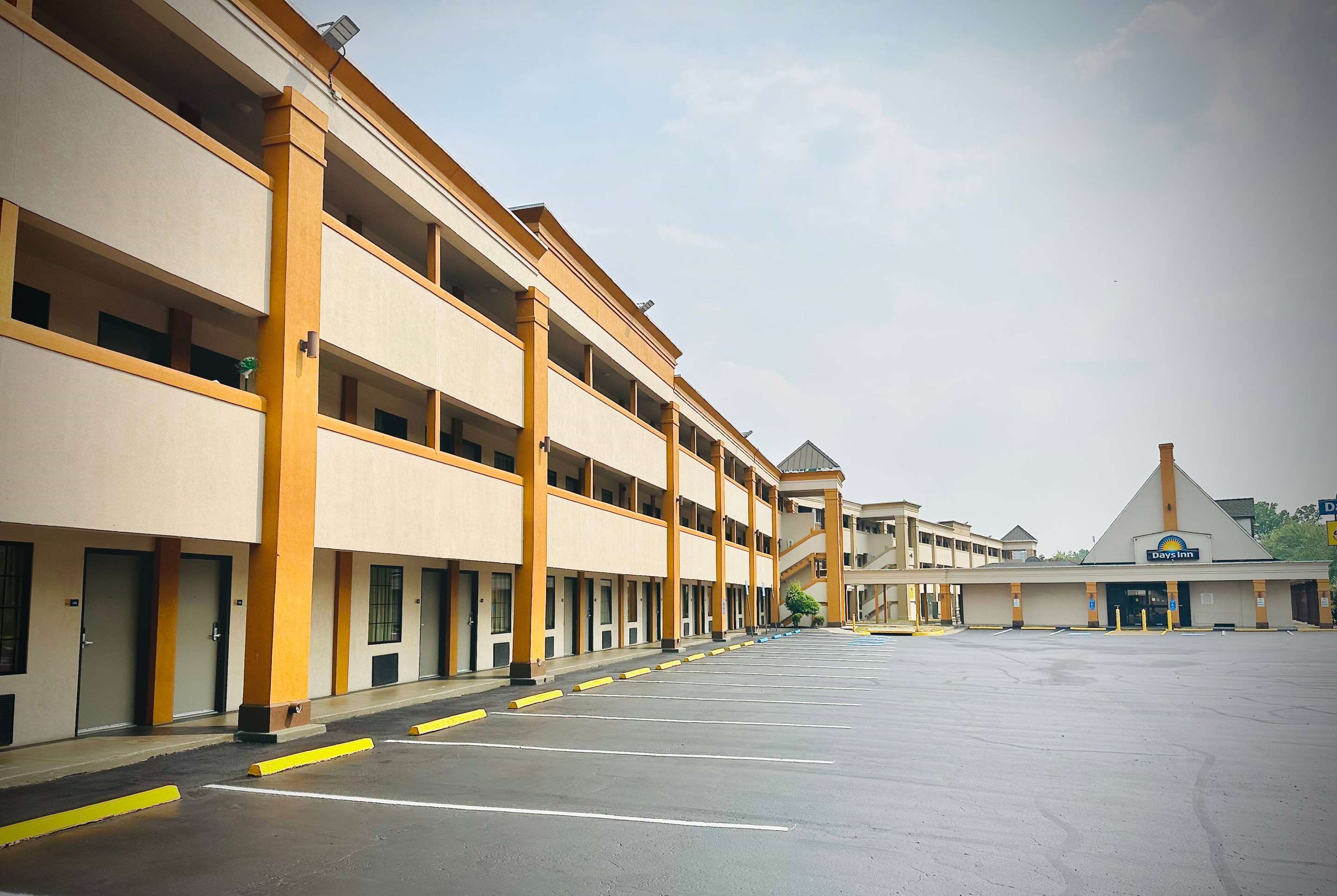Exterior | Days Inn by Wyndham Alexandria