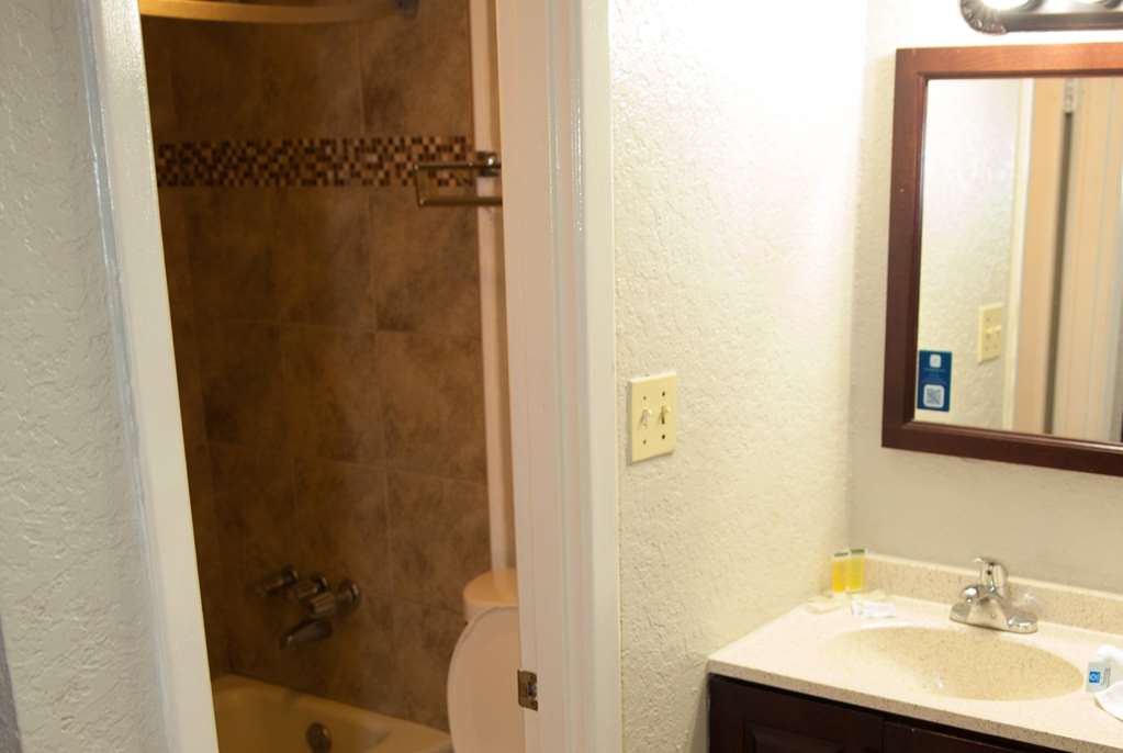 DAYS INN BY WYNDHAM COCOA CRUISEPOR-guestroom-Guest Room,Bathroom,On-Site.jpg