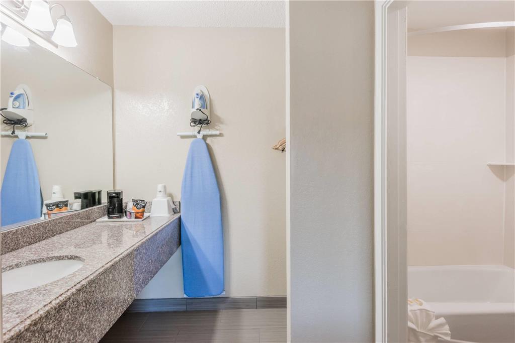 DAYS INN SAN MARCOS-guestroom-Guest Room,On-Site.jpg