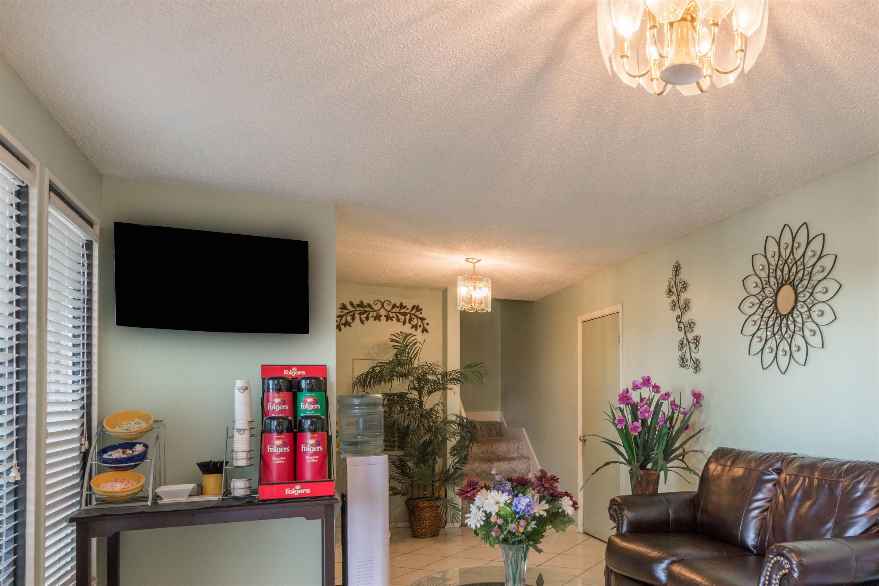 Lobby Area | Days Inn by Wyndham San Marcos