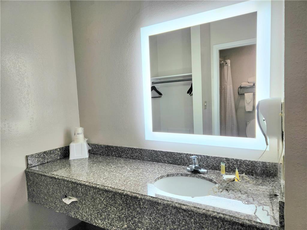 DAYS INN SAN MARCOS-guestroom-Guest Room,Bathroom,On-Site.jpg