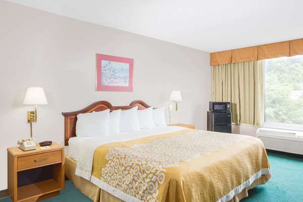  - Days Inn Cambridge - I-70, Exit 178