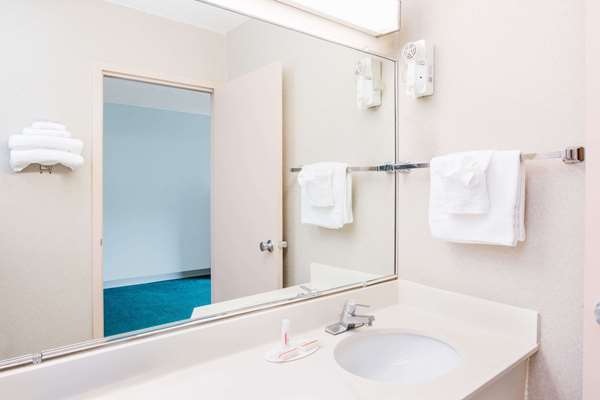  - Days Inn Cambridge - I-70, Exit 178