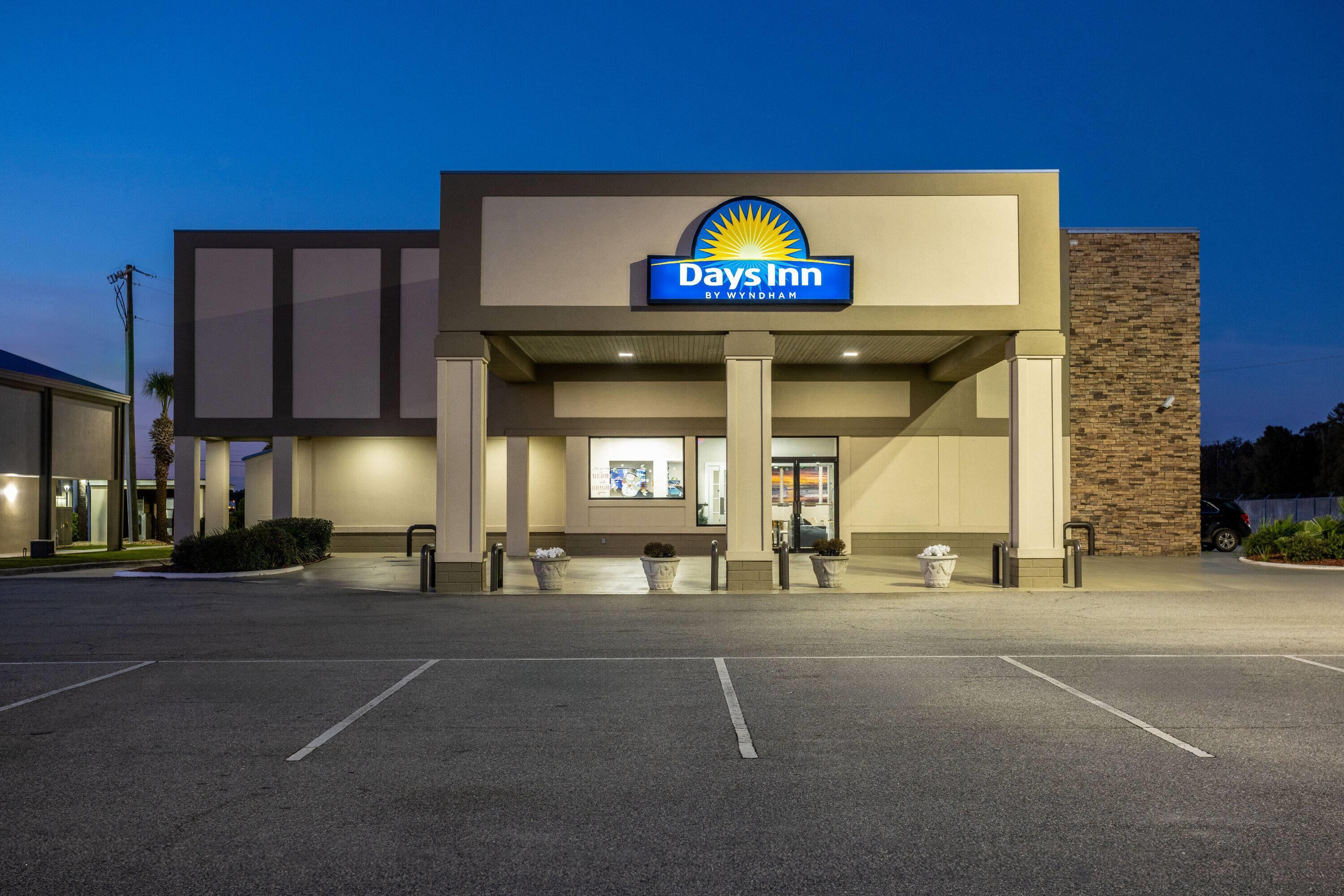 Exterior | Days Inn by Wyndham Adel I-75