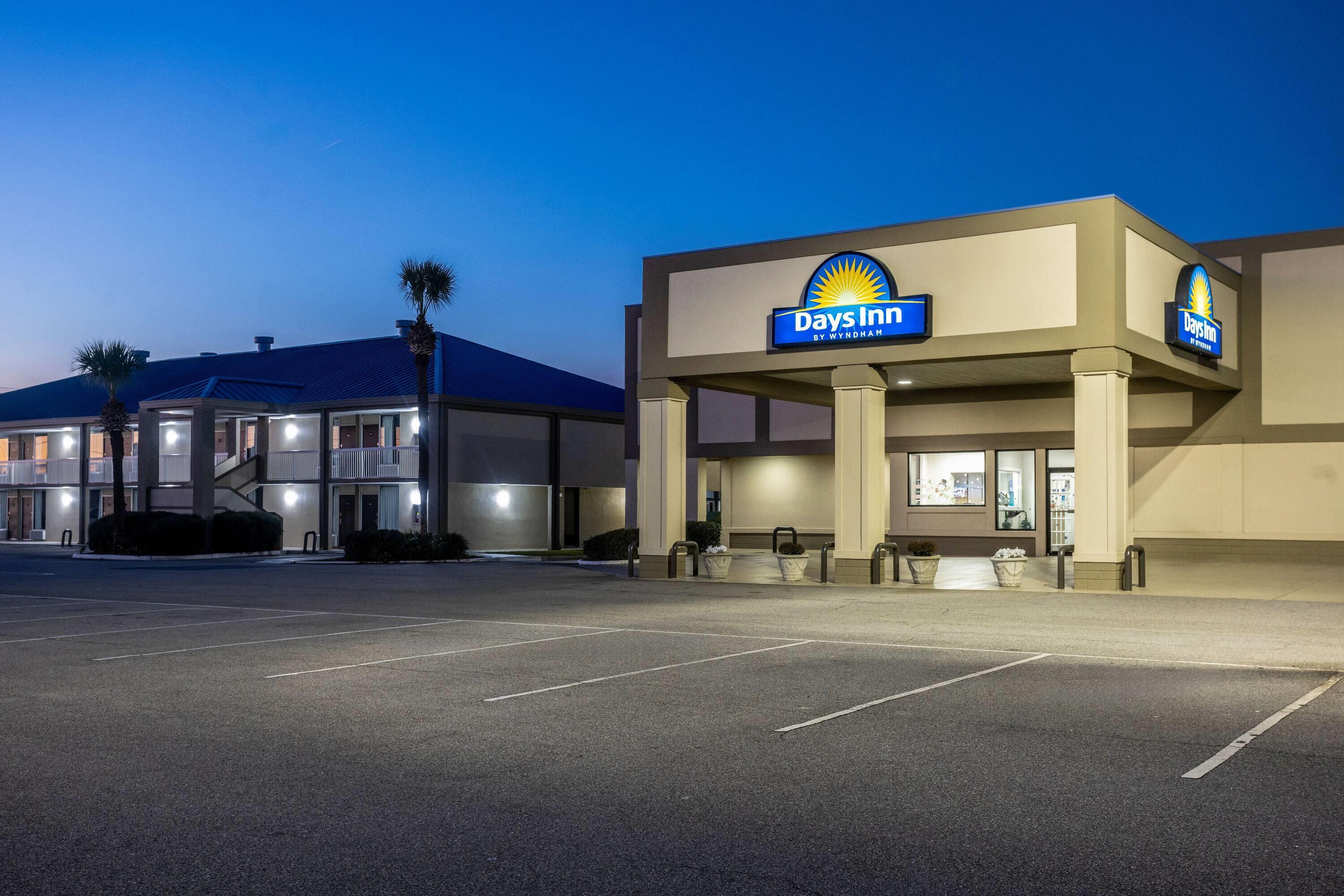 Exterior | Days Inn by Wyndham Adel I-75