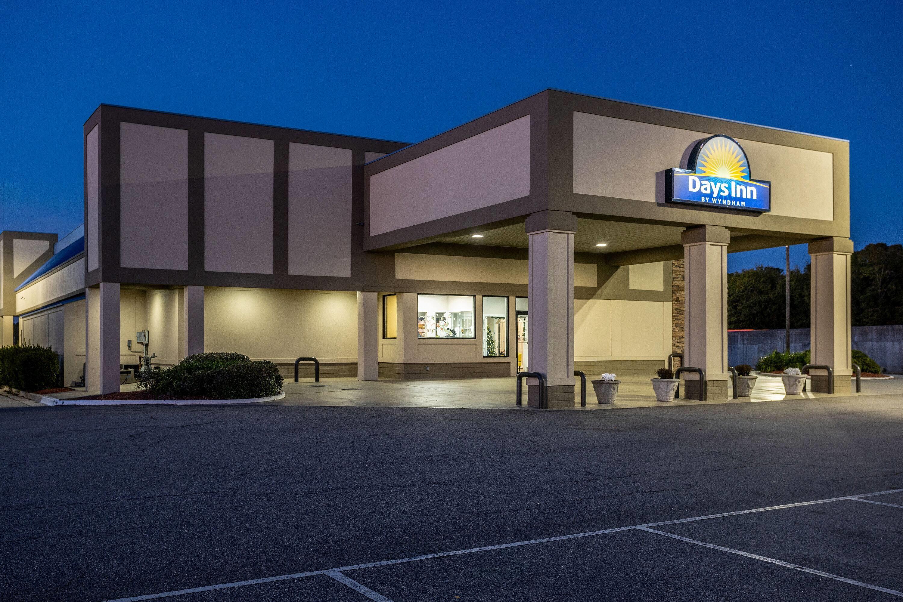 Exterior | Days Inn by Wyndham Adel I-75