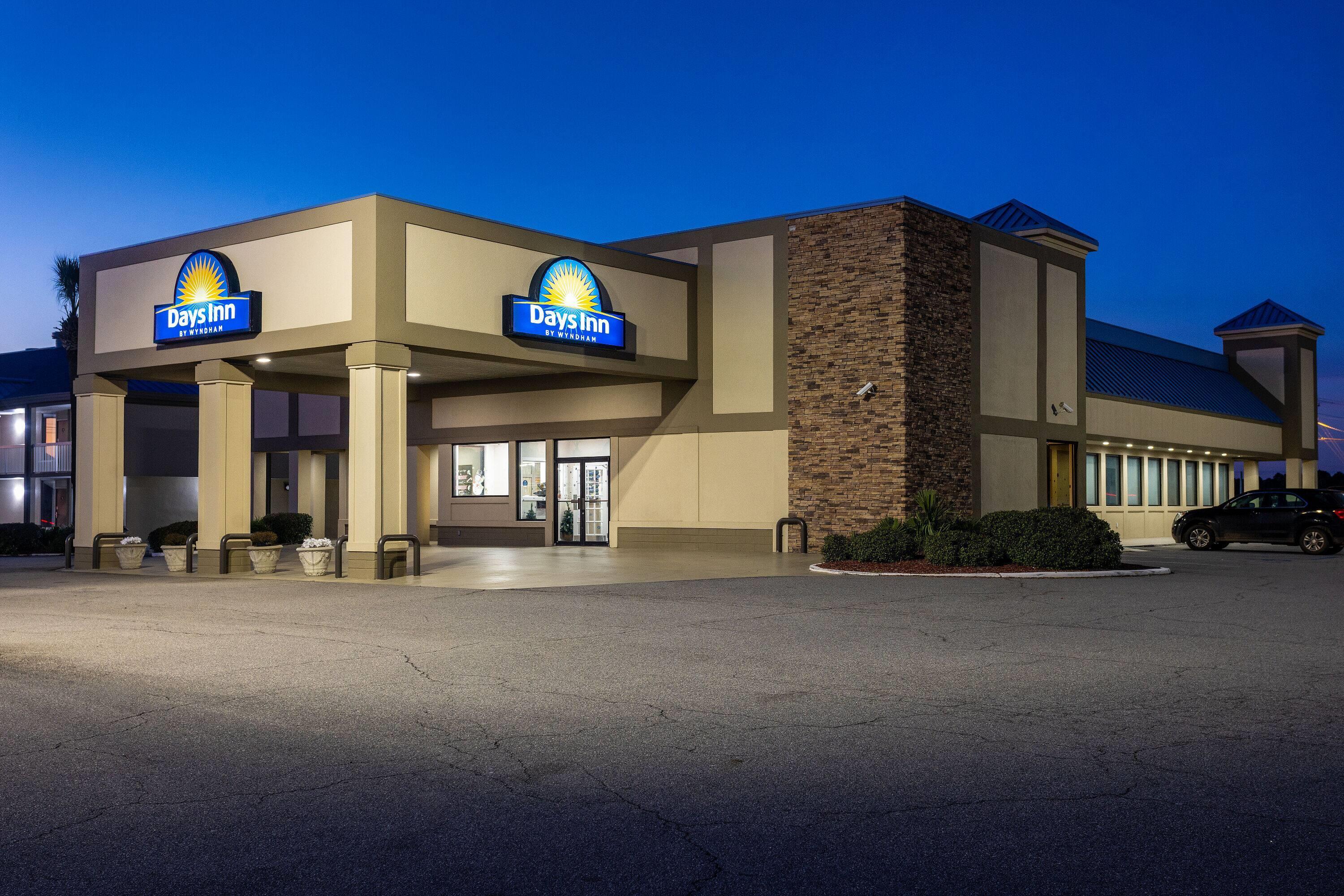 Exterior | Days Inn by Wyndham Adel I-75