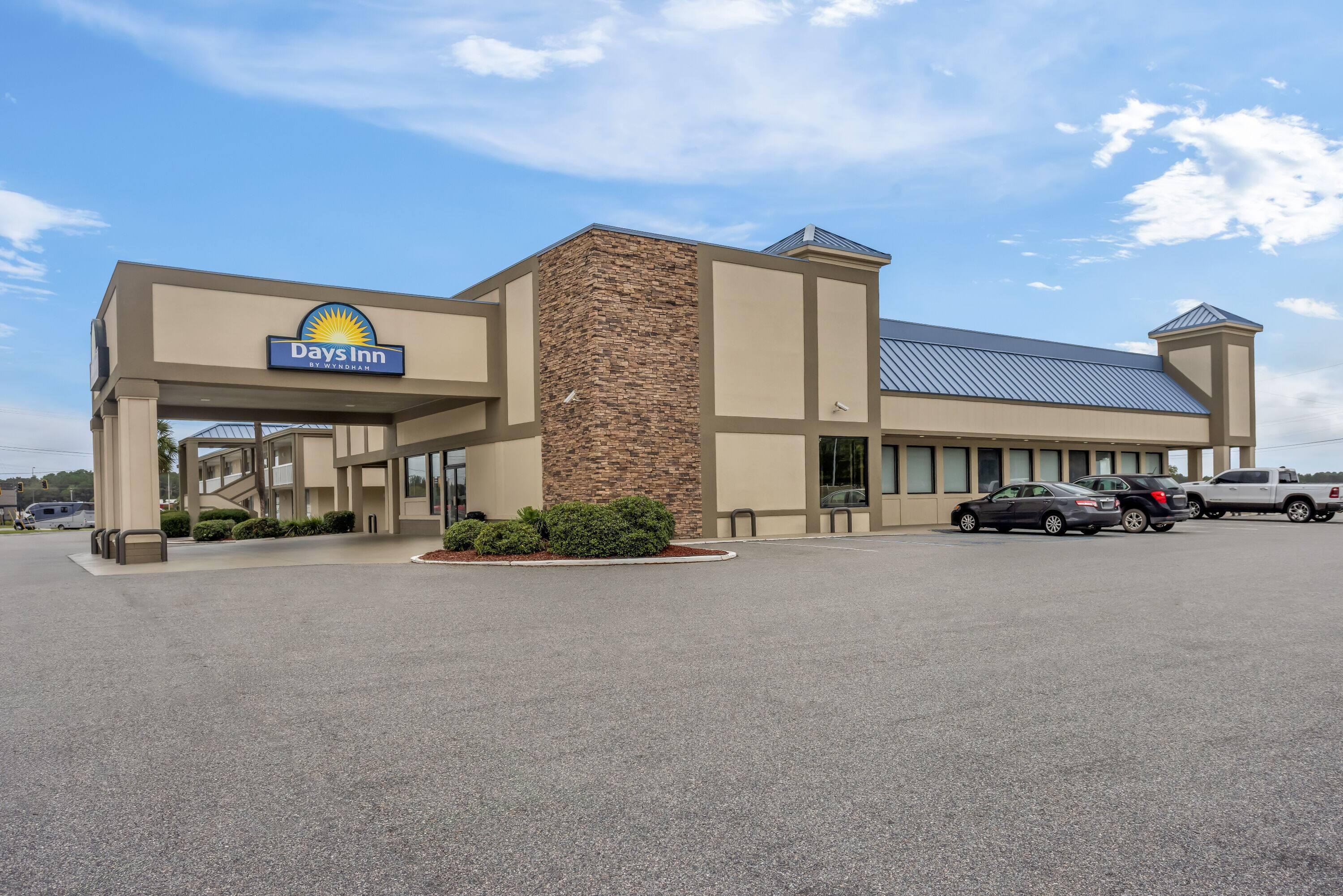 Exterior | Days Inn by Wyndham Adel I-75