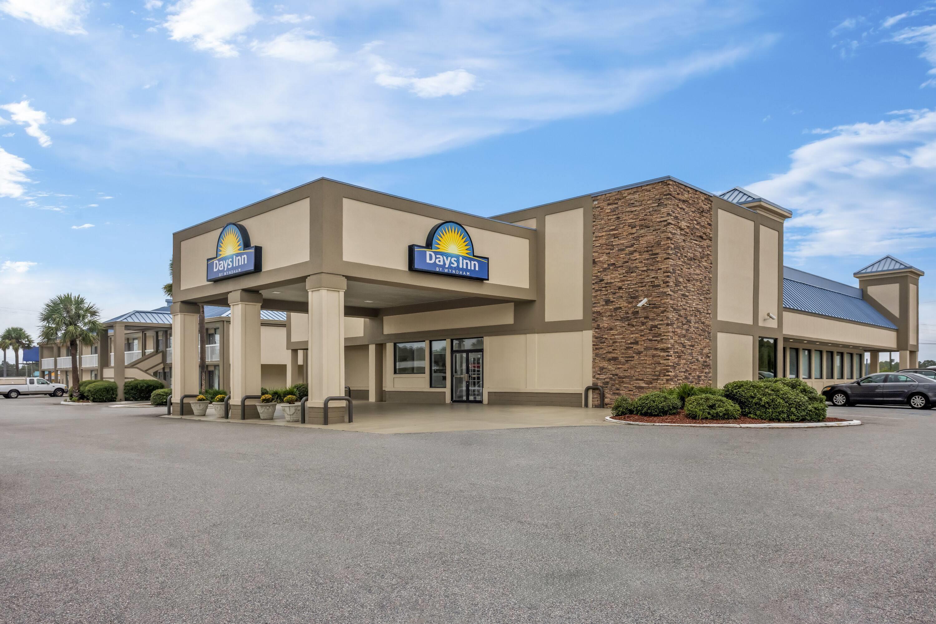 Exterior | Days Inn by Wyndham Adel I-75