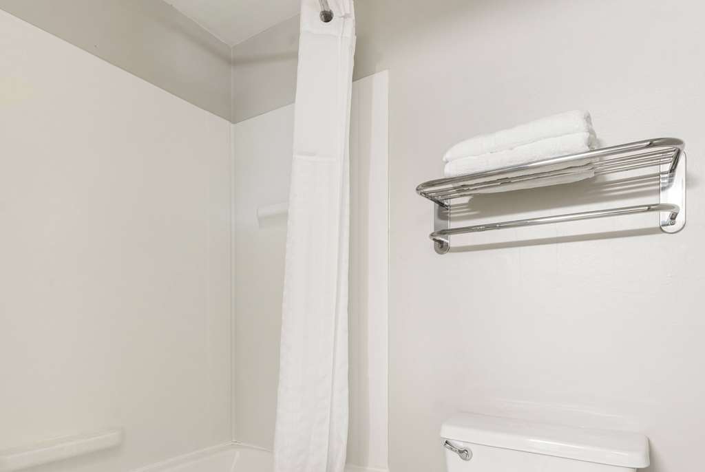 DAYS INN BY WYNDHAM RALEIGH-AIRPORT-guestroom-Guest Room,Bathroom,On-Site.jpg