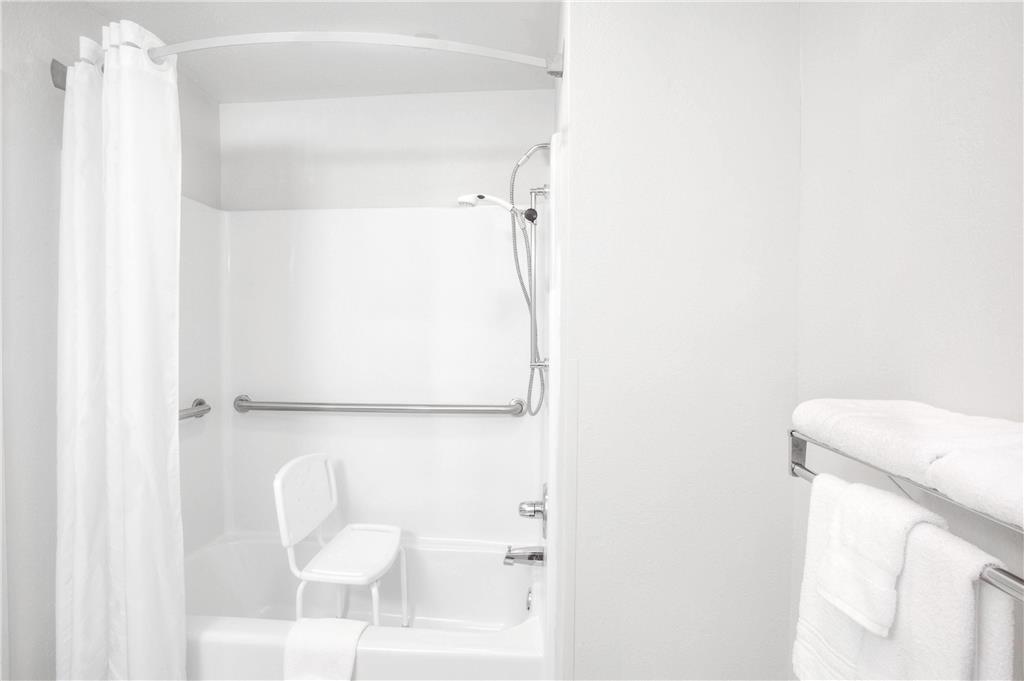 SUPER 8 BY WYNDHAM GAS CITY MARION-guestroom-Guest Room,Bathroom,Accessibility,On-Site.jpg