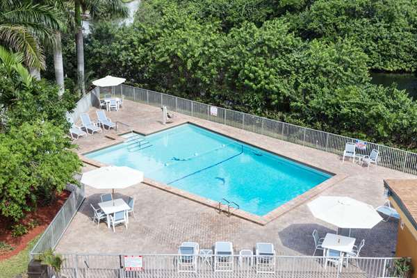 Pool - Days Inn Oakland Park - I-95, Exit 31