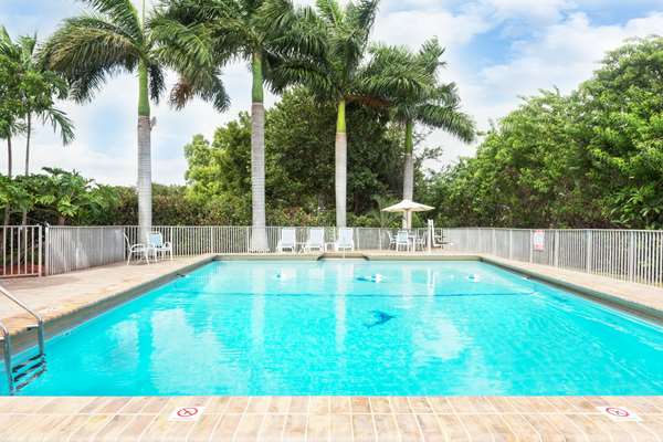 Pool - Days Inn Oakland Park - I-95, Exit 31