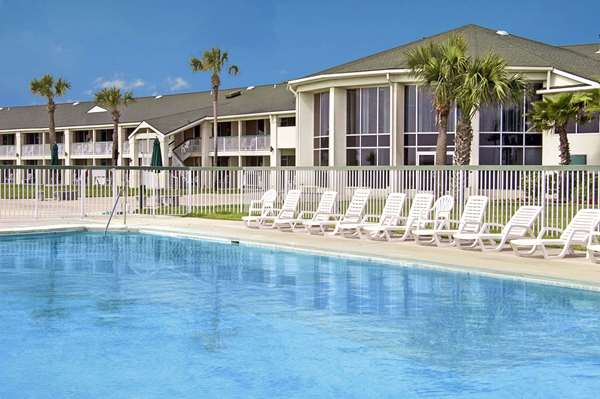 Pool - Days Inn Oceanfront Resort Jekyll Island
