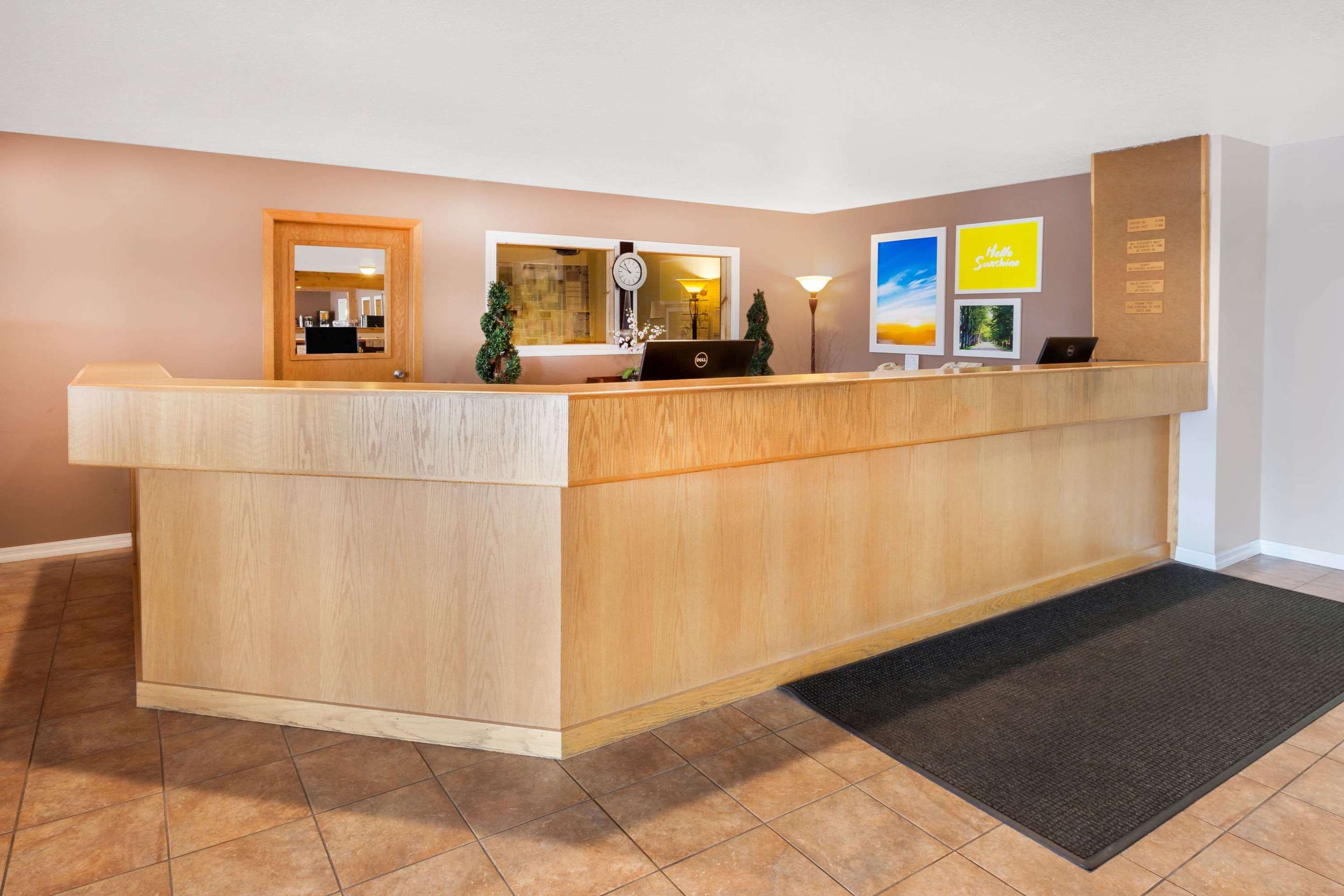 Lobby | Days Inn by Wyndham Manistee