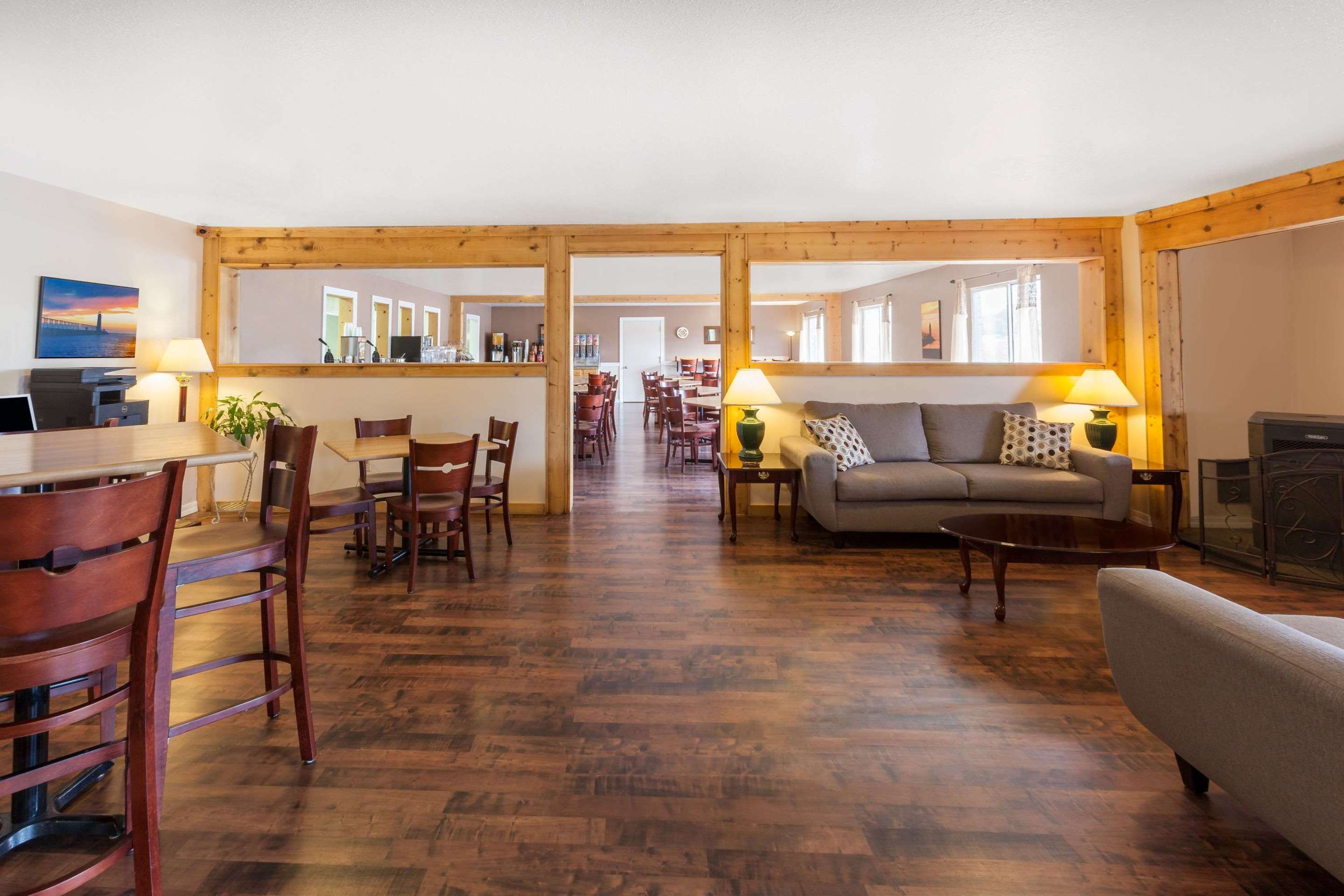 Lobby | Days Inn by Wyndham Manistee