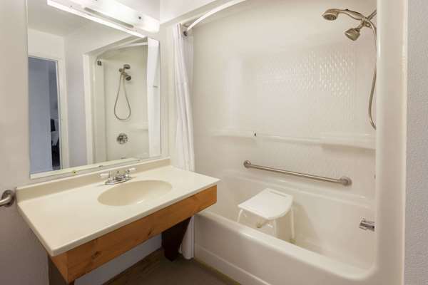  - Baymont Inn Manistee