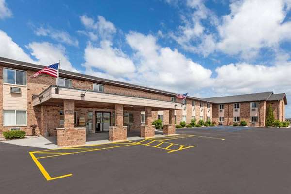 Exterior view - Baymont Inn Manistee