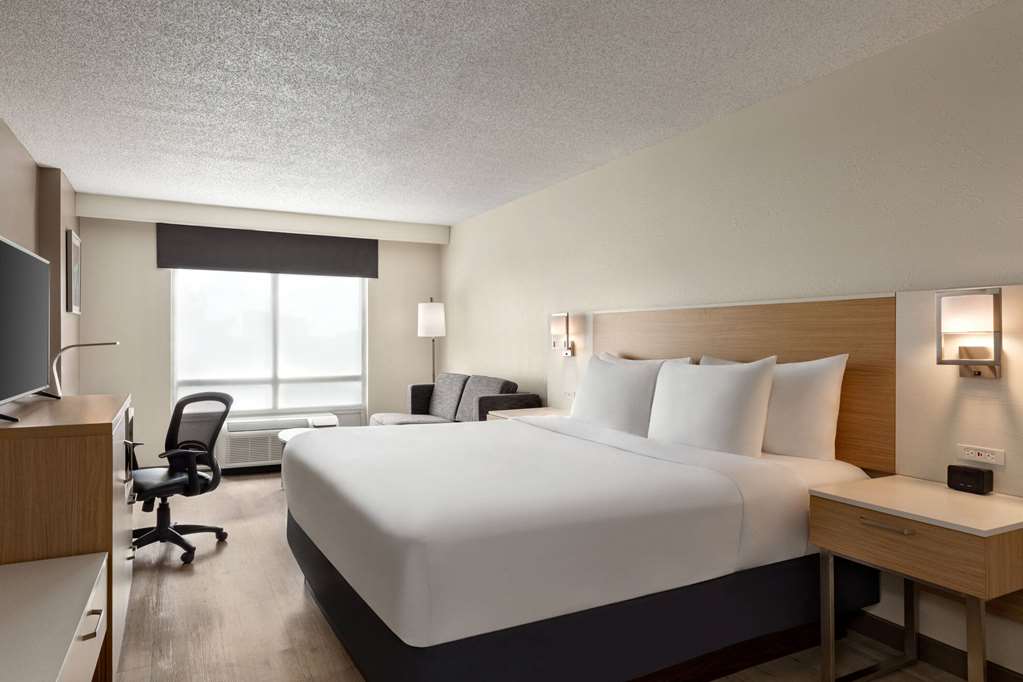 WYNDHAM GARDEN DULUTH-guestroom-Guest Room,On-Site.jpg