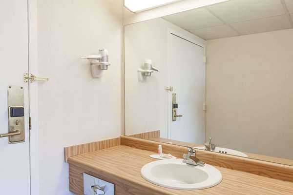  - Days Inn Syracuse - I-90, Exit 35