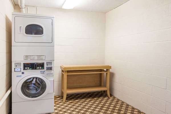  - Days Inn Syracuse - I-90, Exit 35