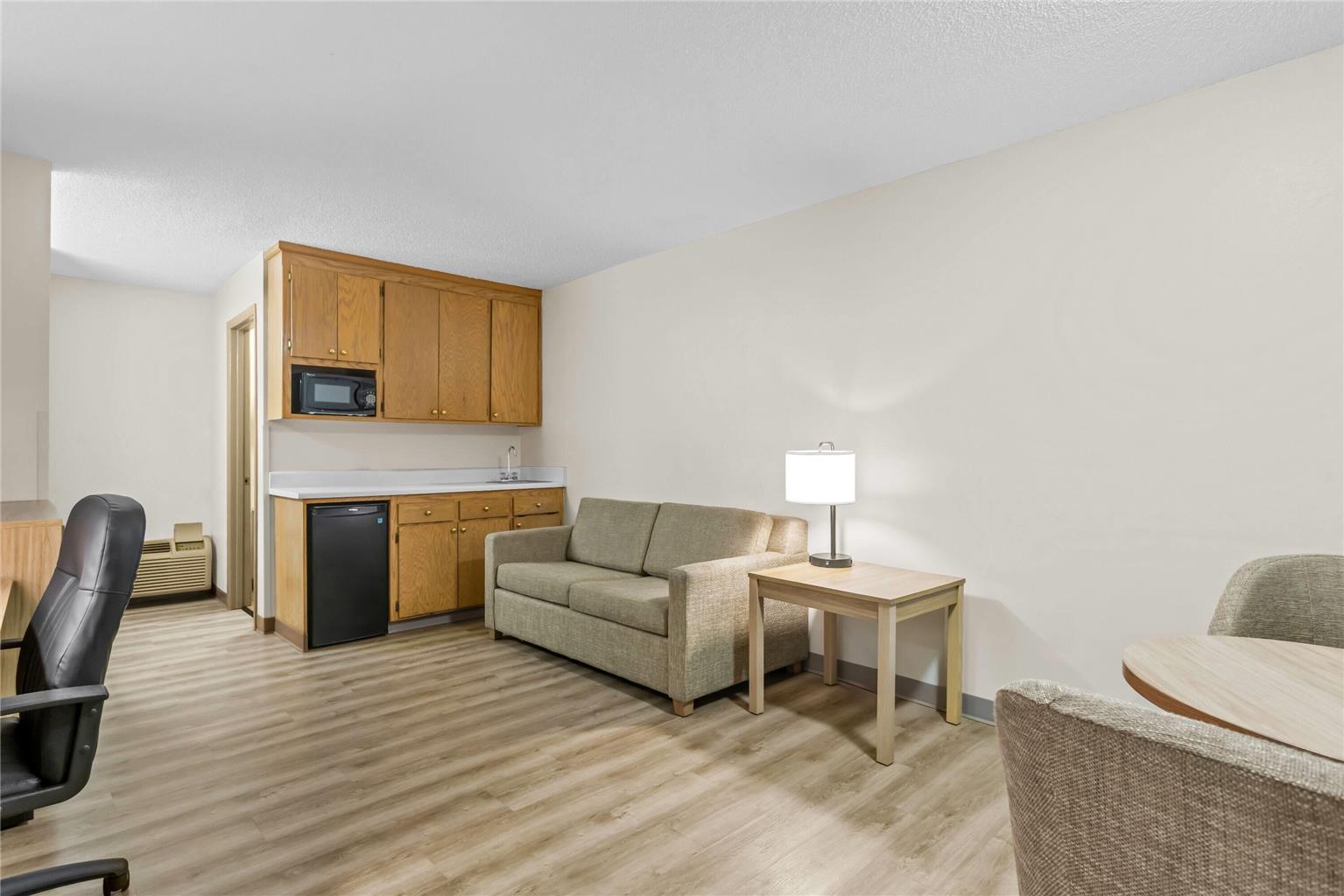 DAYS INN BY WYNDHAM VALDOSTA AT RAI-guestroom-Guest Room,Suite,On-Site.jpg