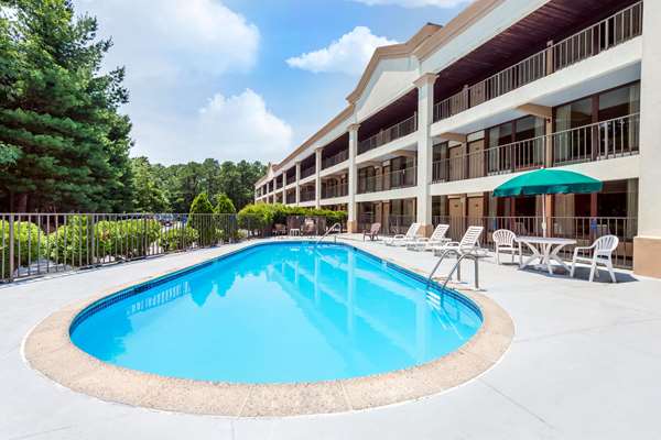 Pool - Howard Johnson Inn Galloway