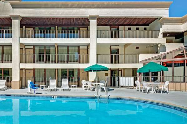 Pool - Howard Johnson Inn Galloway