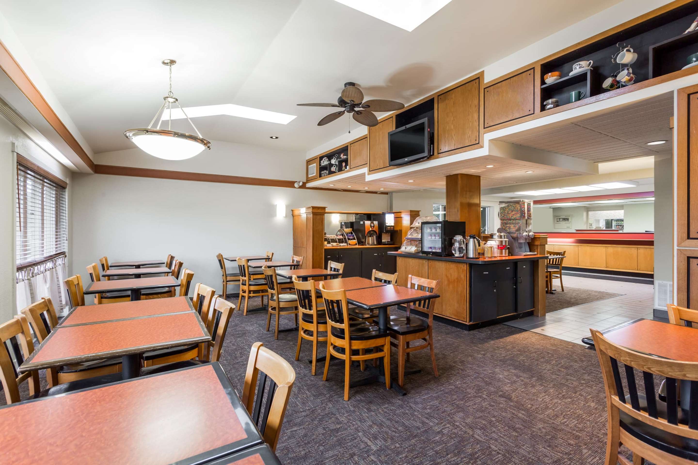 Breakfast Area | Days Inn by Wyndham Harrisburg North