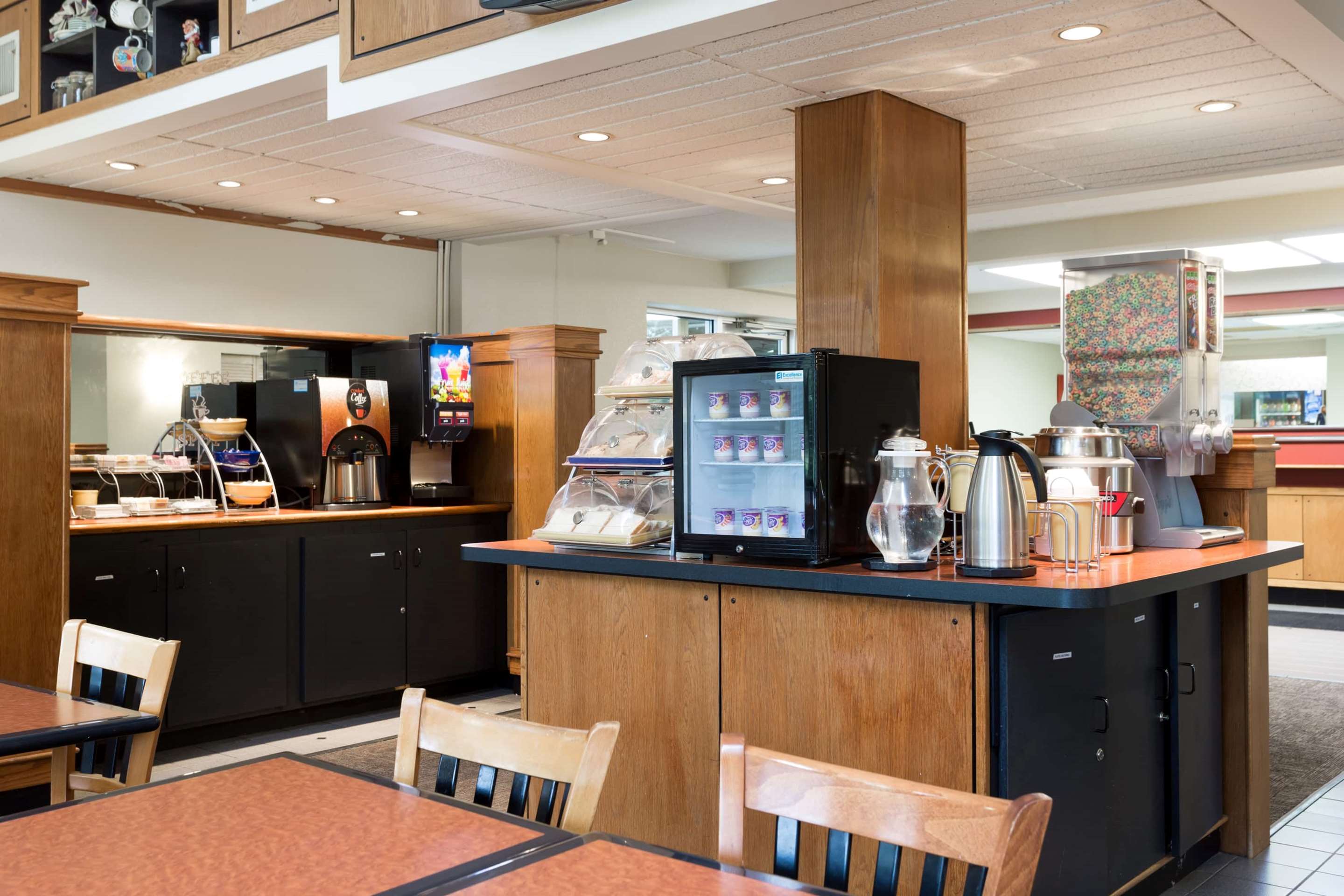 Breakfast Area | Days Inn by Wyndham Harrisburg North