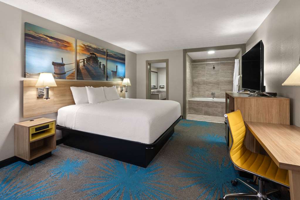 DAYS INN BY WYNDHAM DOUGLASVILLE-AT-guestroom-Guest Room,Tub - Jetted,Suite,On-Site.jpg