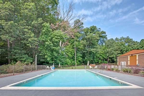 Pool - Days Inn Fort Eustis Newport News