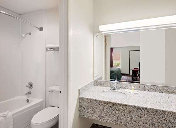  - Days Inn Cleveland - I-75, Exit 25