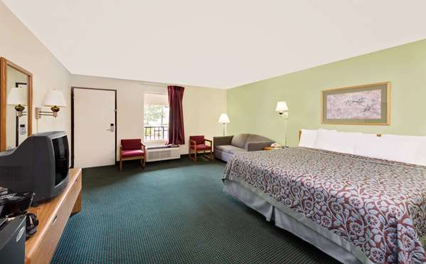 Suite - Days Inn Cleveland - I-75, Exit 25