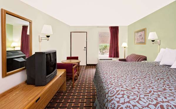  - Days Inn Cleveland - I-75, Exit 25