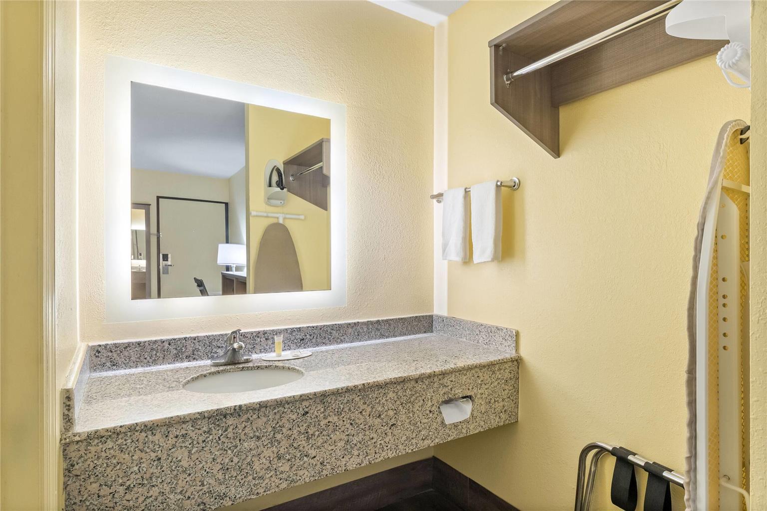 DAYS INN BY WYNDHAM CLEVELAND TN-guestroom-Guest Room,Bathroom,On-Site.jpg