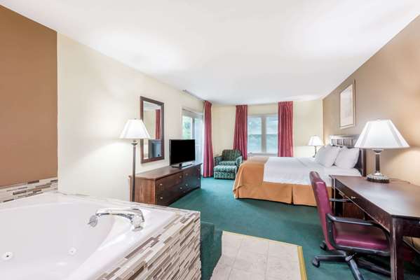 Suite - Ramada Hotel Groton - I-95, Exit 86