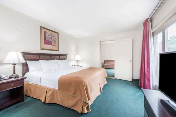 Suite - Ramada Hotel Groton - I-95, Exit 86