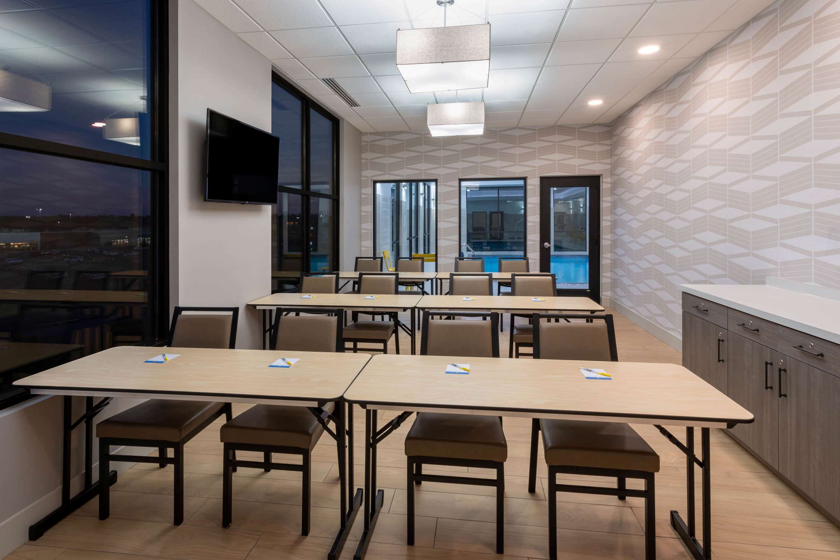 Meeting Room | Days Inn & Suites by Wyndham Duluth by the Mall