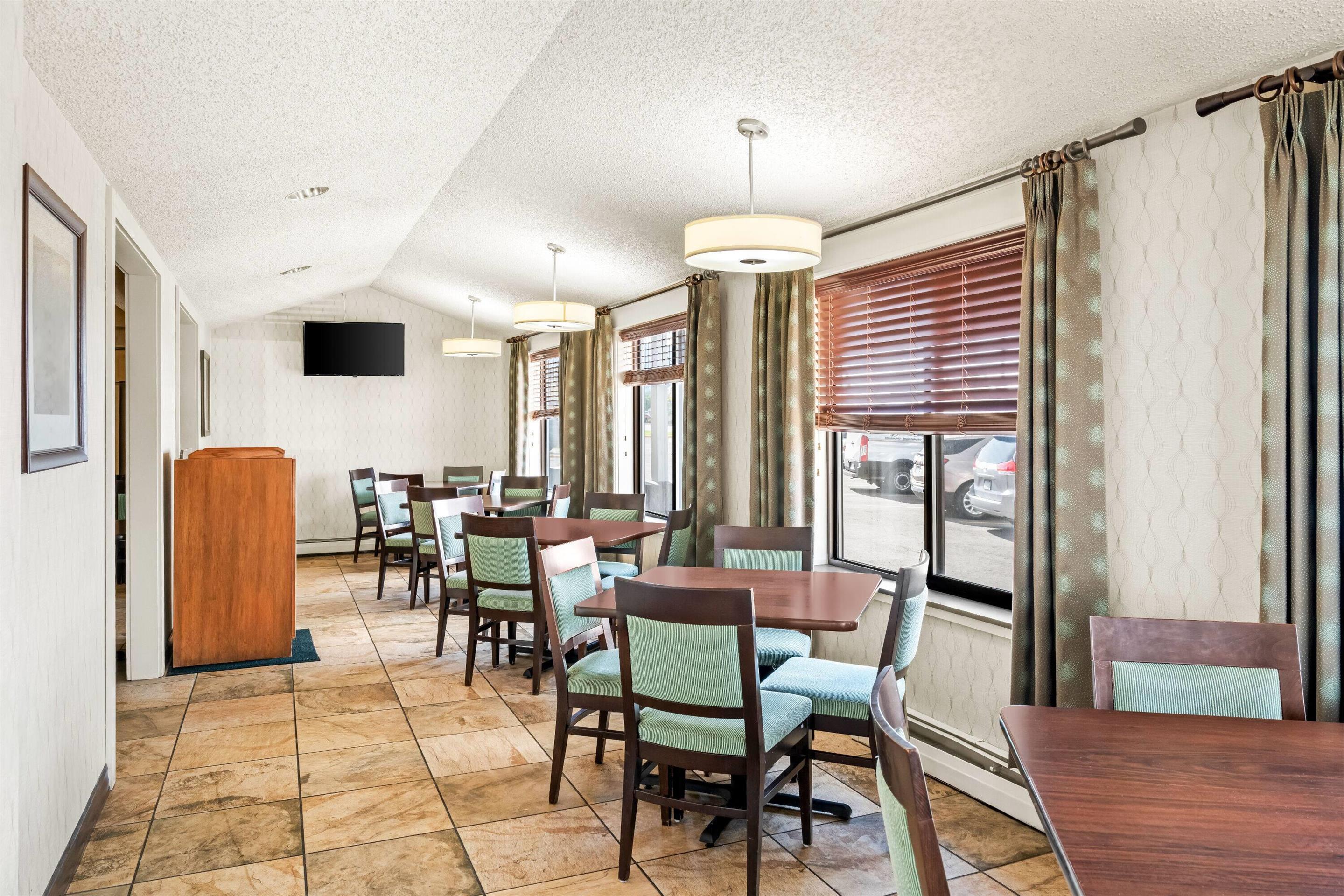 Breakfast Area | Days Inn by Wyndham Helena