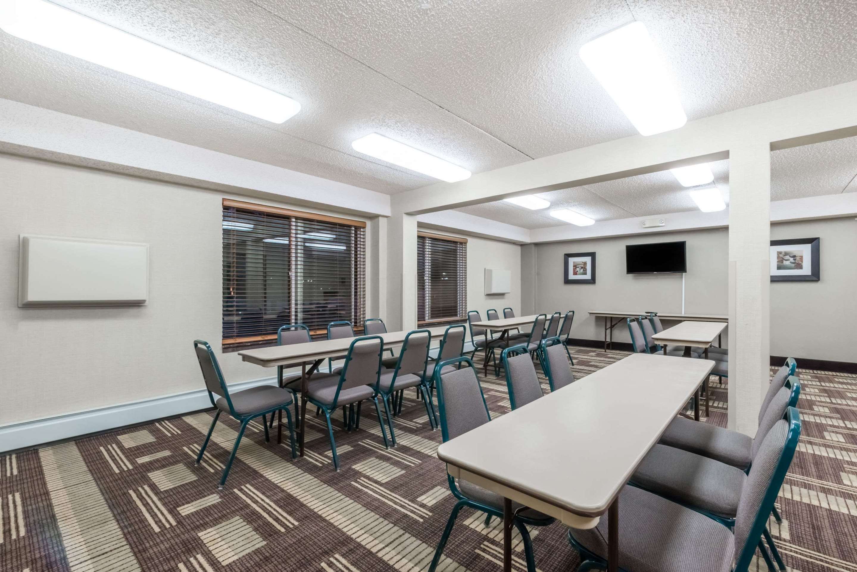 Meeting Room | Days Inn by Wyndham Bismarck
