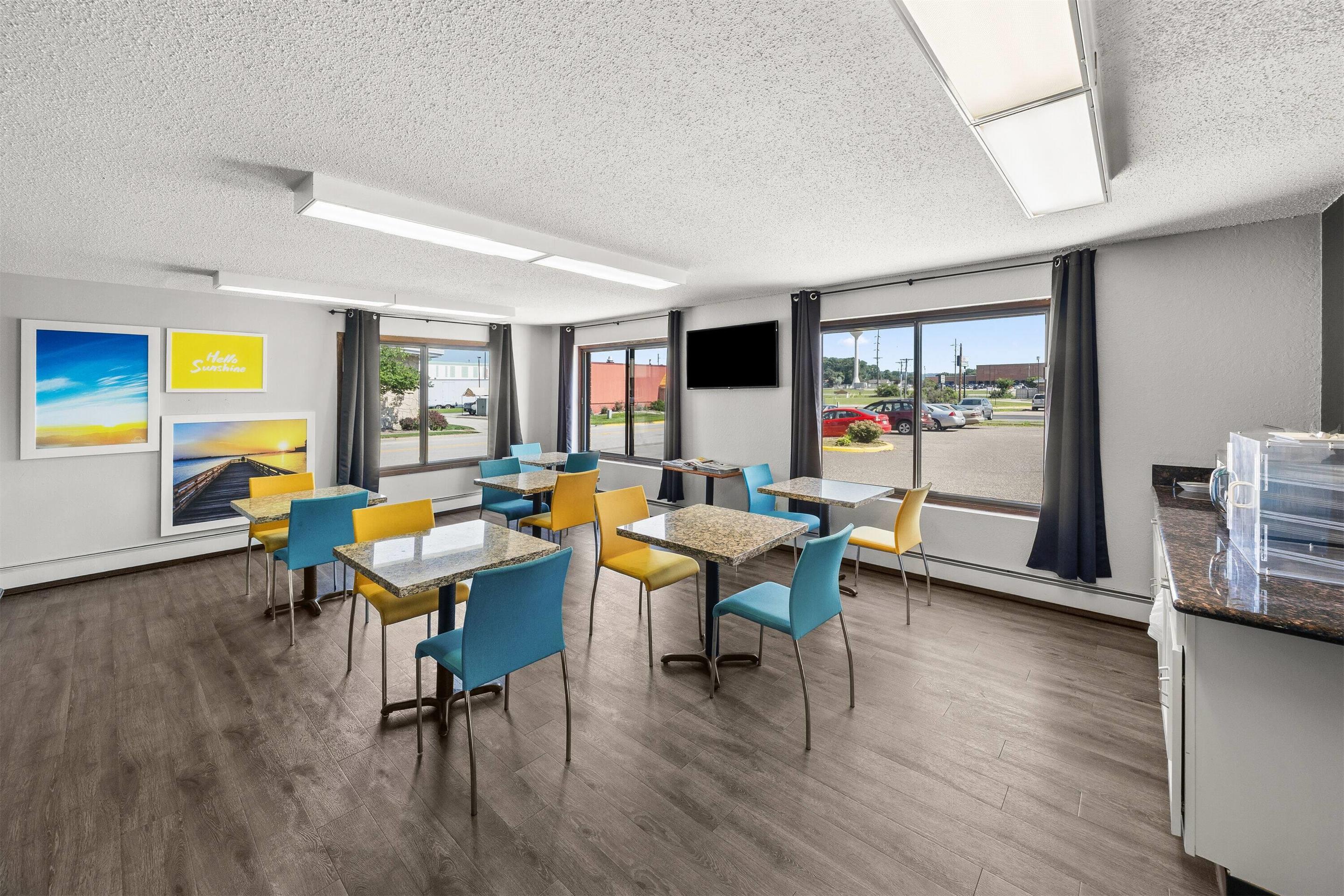 Breakfast Area | Days Inn by Wyndham Winona