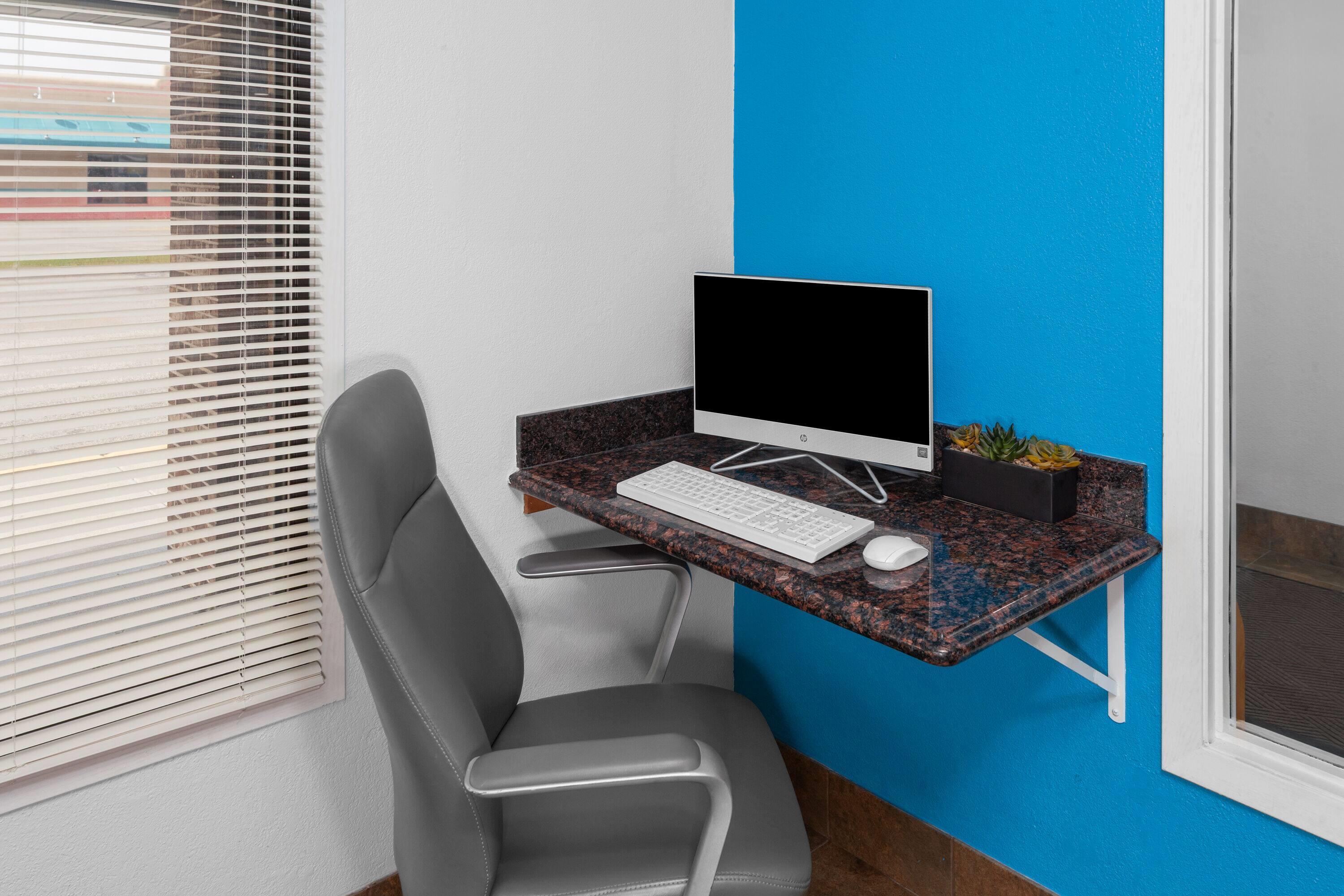 Business Center | Days Inn by Wyndham Mason City